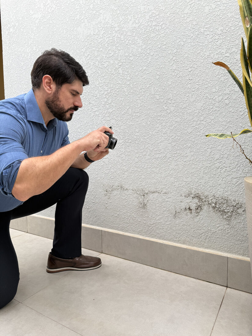 Engenheiro da BASDA documentando patologia em parede